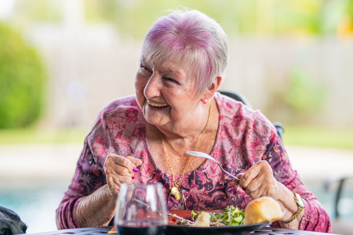 Älterer Mann beim Zubereiten gesunder Mahlzeit